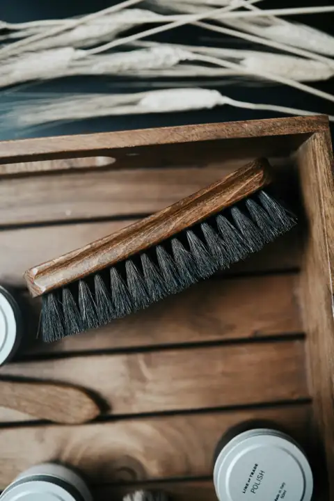 Cloth brushes: brown and black brush